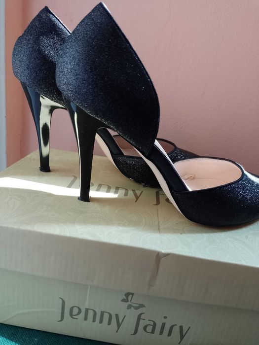 Елегантни  дамски  обувки