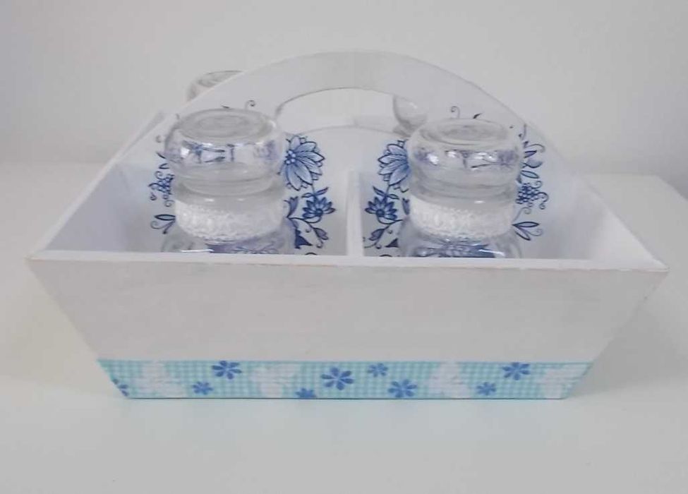 Tava decorativa cu recipiente pentru condimente