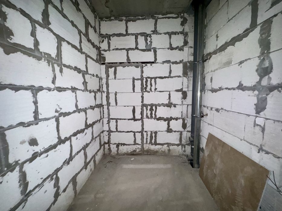 3х комнатная квартира(коробка), на 2 этаже. Поворот