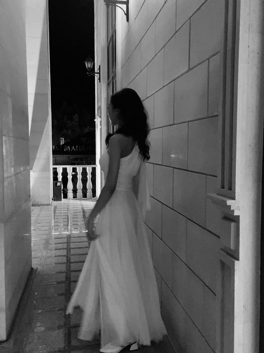 Вечернее платье с открытым плечом