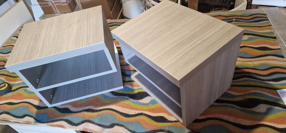 Vand 2 noptiere suspendate din pal, culoare nuc