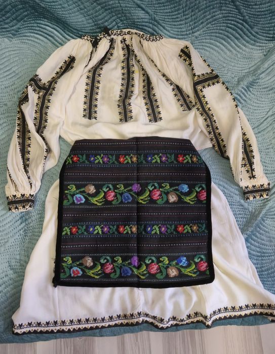 Costum popular autentic din zona olteniei,pentru o fetita de pana in 10 ani ,facut manual cu o vechime de 80 de ani