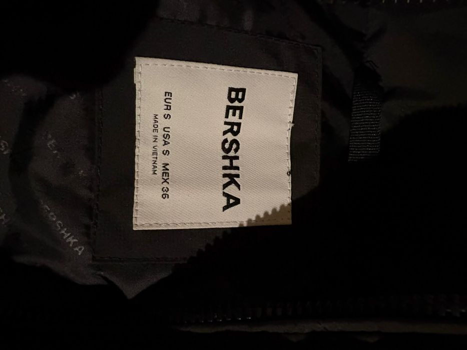 vestă neagră tip puffer de la Bershka Talia S