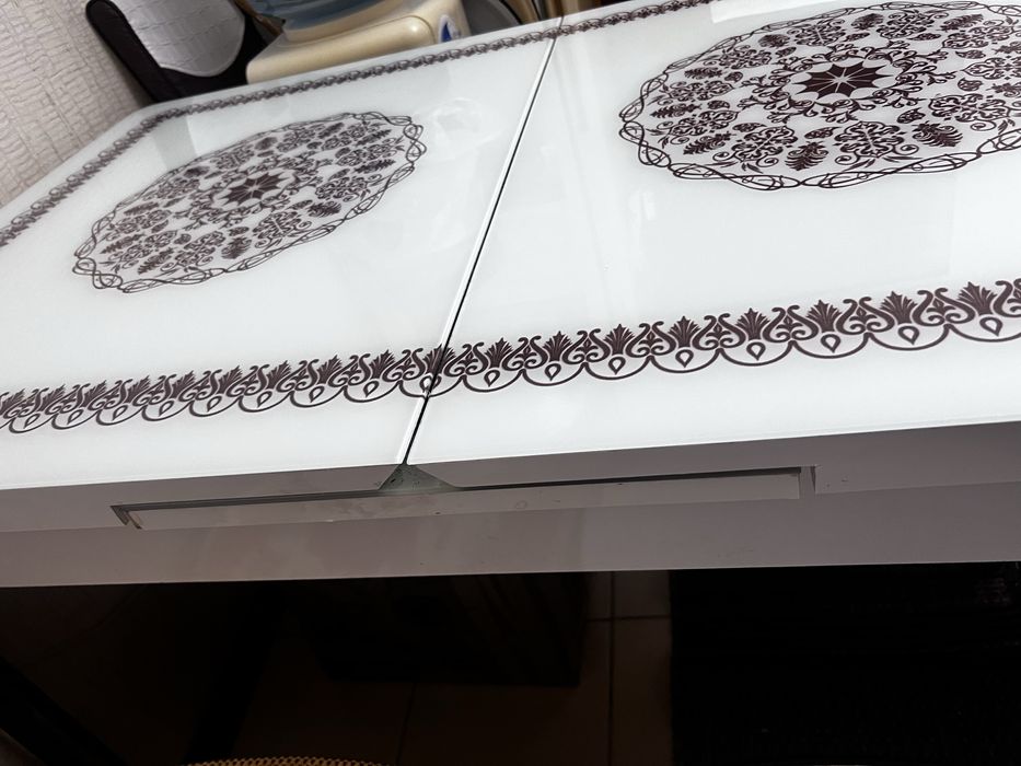 Стеклянный стол со стульями