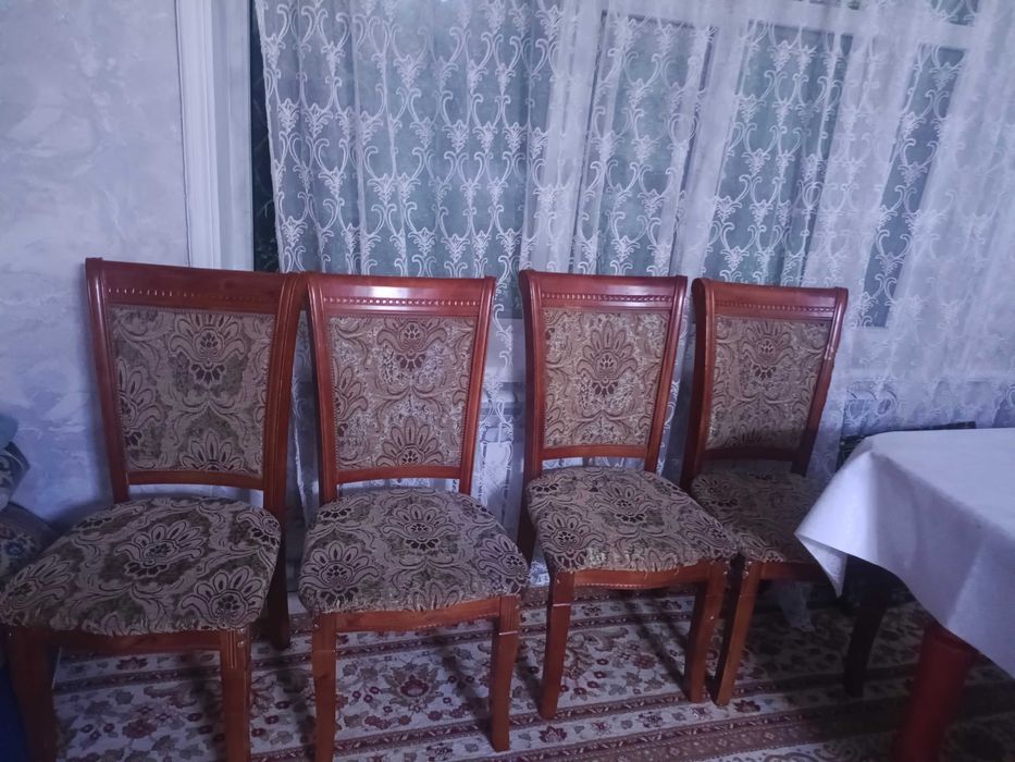 Стол и стулья в комплекте