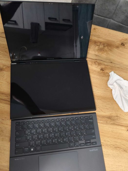 Vând laptop Asus Zenbook,model ux8406m