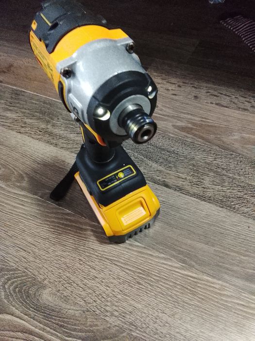 Autofiletanta impact DeWalt cu  baterie de 6A