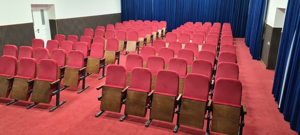 Театральные кресла