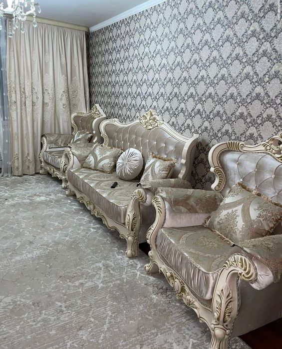 Королевский диван для гостинной