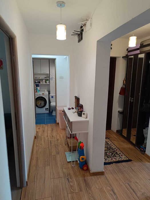 Direct proprietar, vand apartament de 4 camere, decomandat, in zona Sud, etaj 3/4, suprafata utila 66 mp + 3 mp balcon inchis