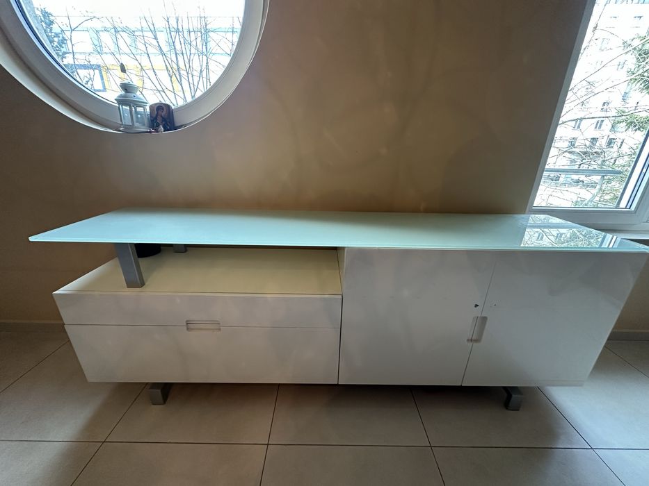 Бял шкаф за хол.