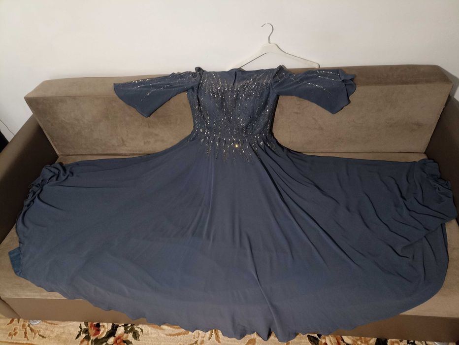 Vand rochie de ocazie.