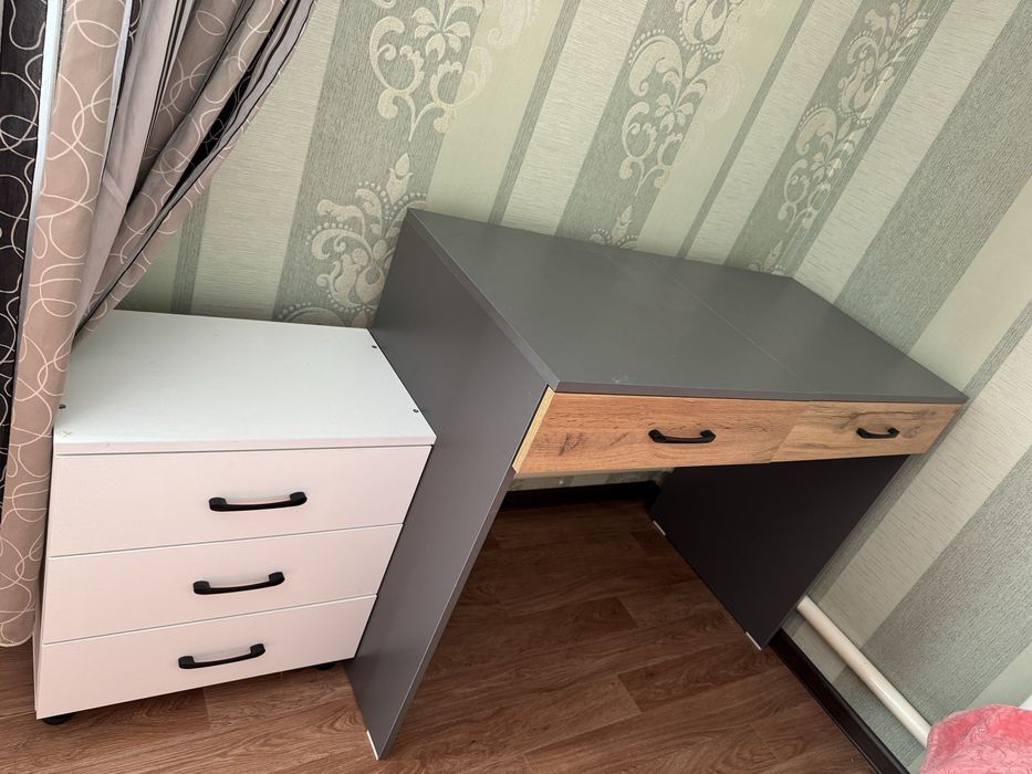 Продам столик туалетный