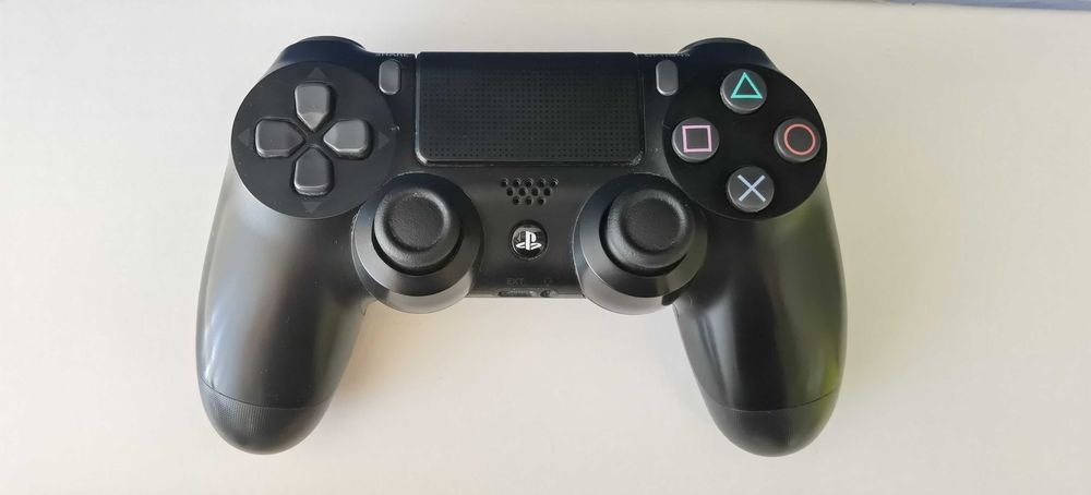Конзола PS4 Pro с два оригинални джойстика