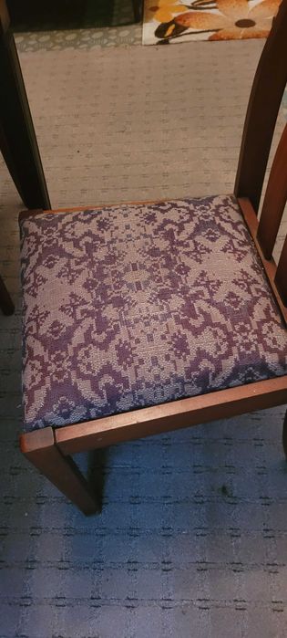 Set masa  extensibila si 4 scaune  din lemn masiv stare perfecta