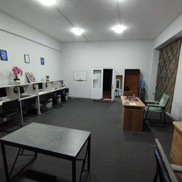 Шахар марказида офислар, Versal ресторан каторида