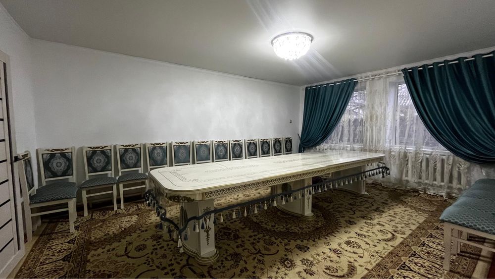 Стол и стулья продам