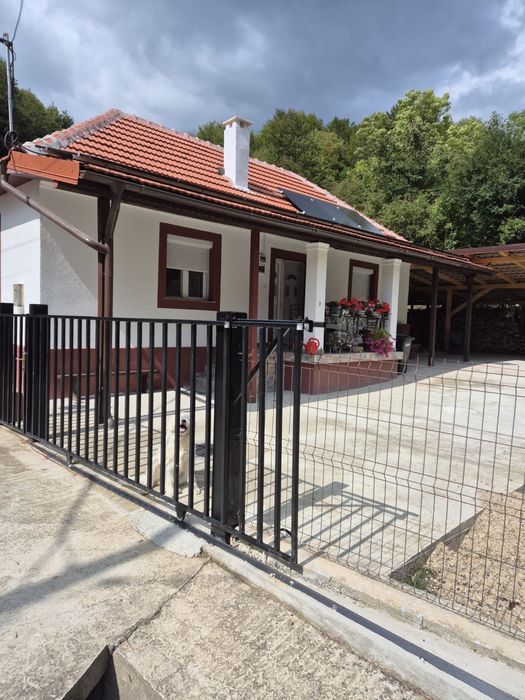 Vand s au schimb cu apartament .