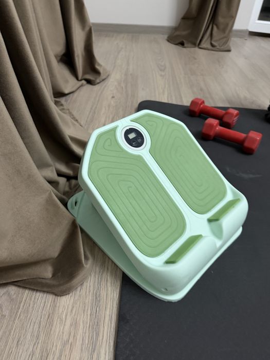 Спорт инвентарь: коврик для йоги, гантели, тренажеры, эспандер