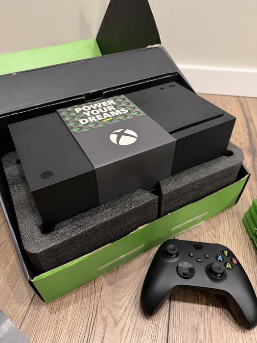 Xbox series X 1 Tb SSD + 2 геймпада