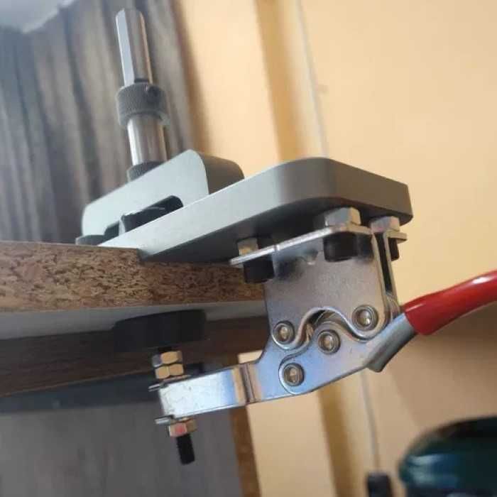 Водач с фрезер и ограничител за пробиване отвори на мебелни панти