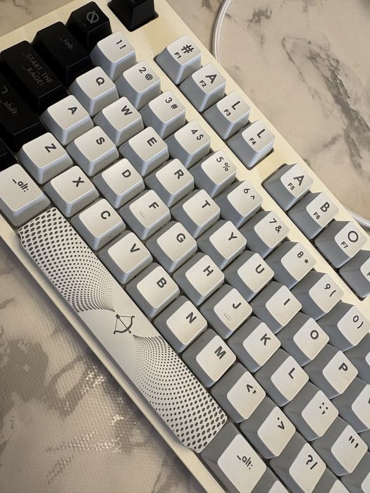 Tastatură mecanică AQRYS Aludra TKL, cablu USB-A, alb/negru