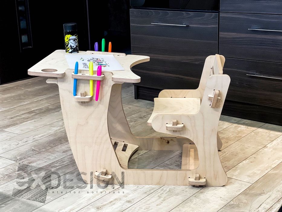 Детско бюро от естествен материал