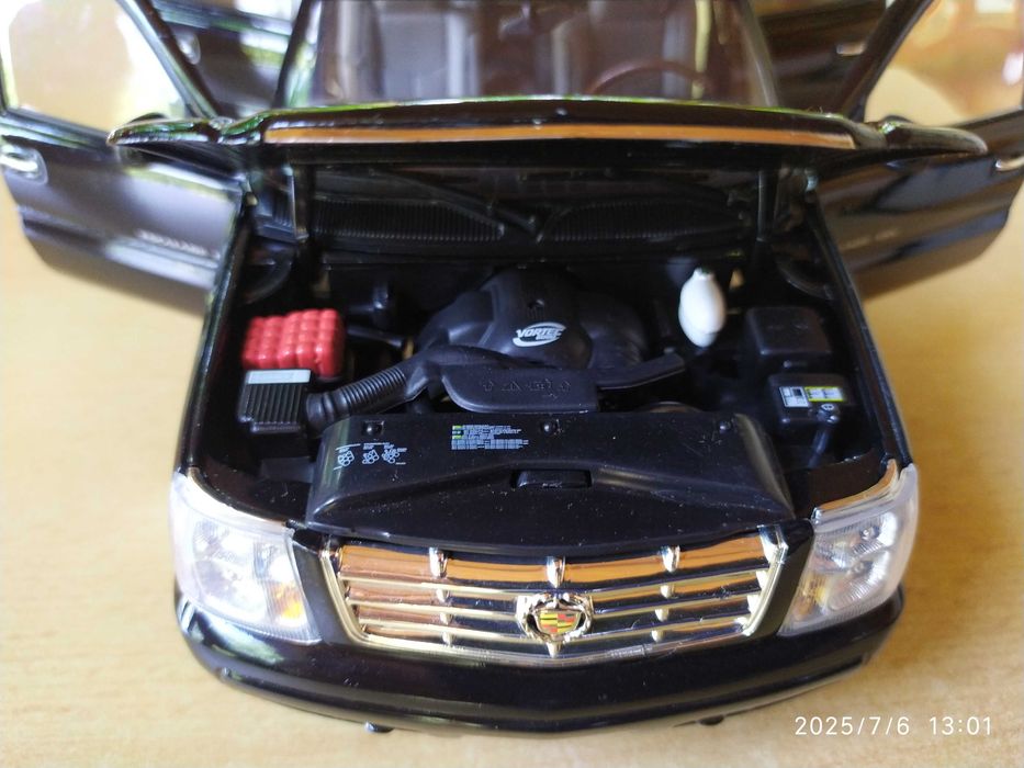 1 : 18 Метален модел на Cadillac Escalade ESV 2003, Ricko