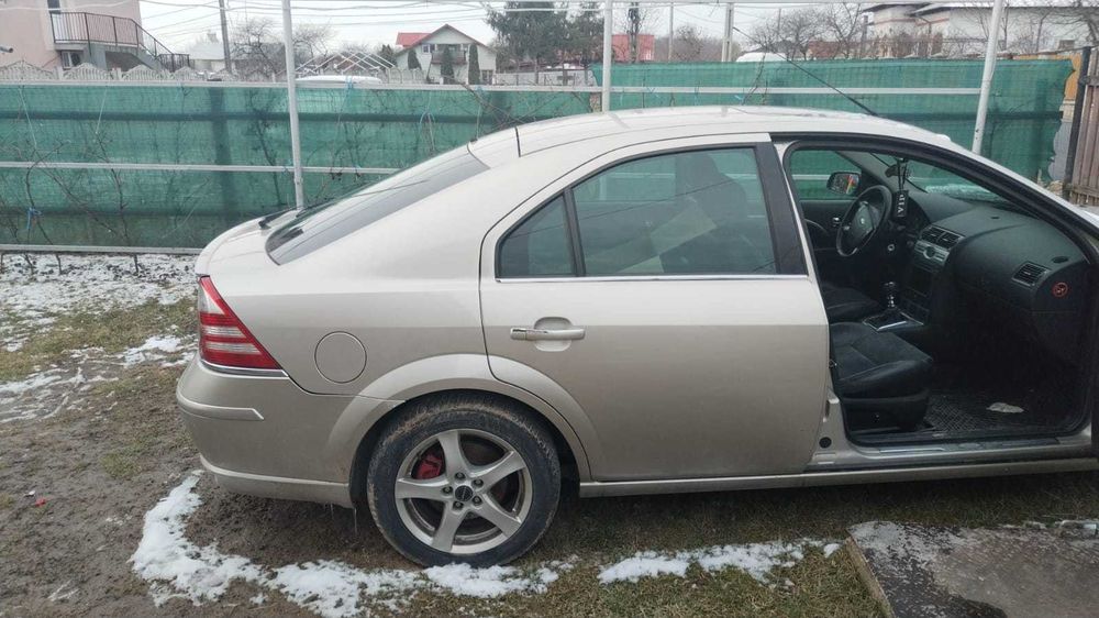 Vand Ford Mondeo din 2005 intreg sau pentru dezmembrat