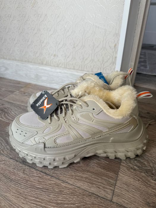 Продам новые кроссовки