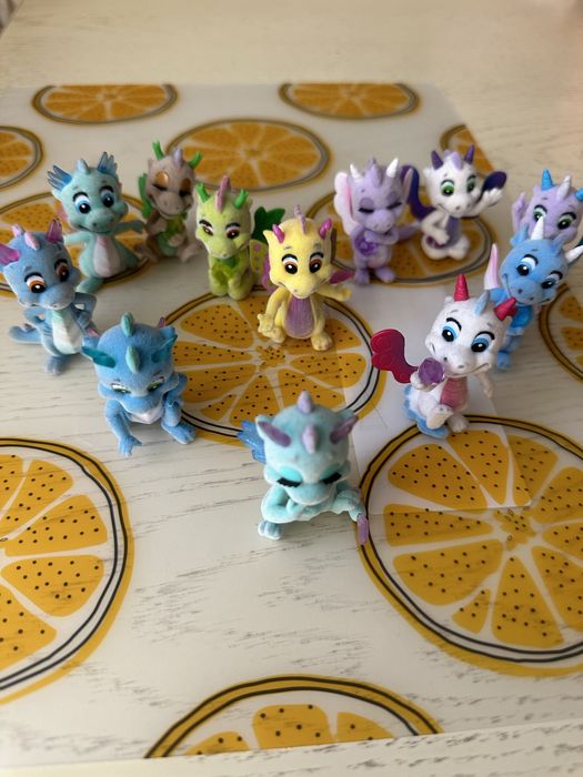 Продавам комплект пластмасови дракончета