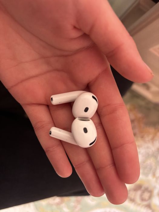 два наушника airpods 4
