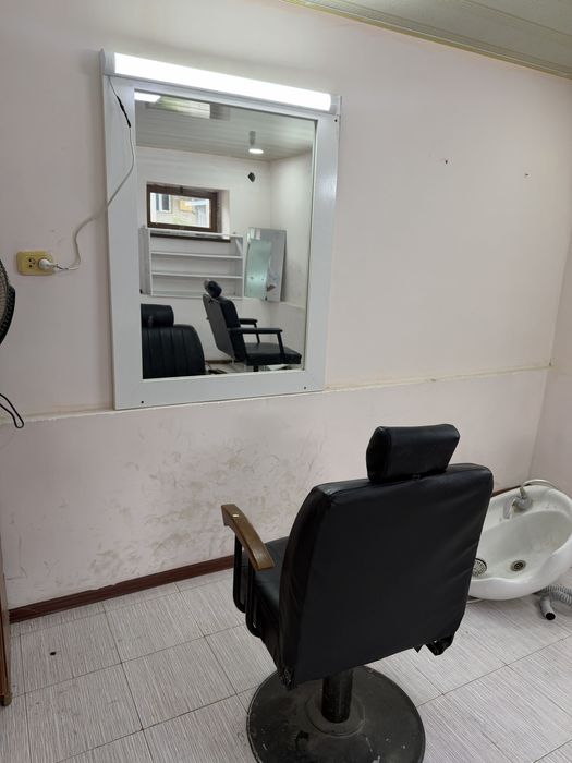 Барберсике креслы ,зеркала , мойка и полки в бонус подножки