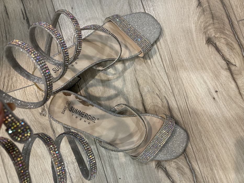 Босоножки со стразами