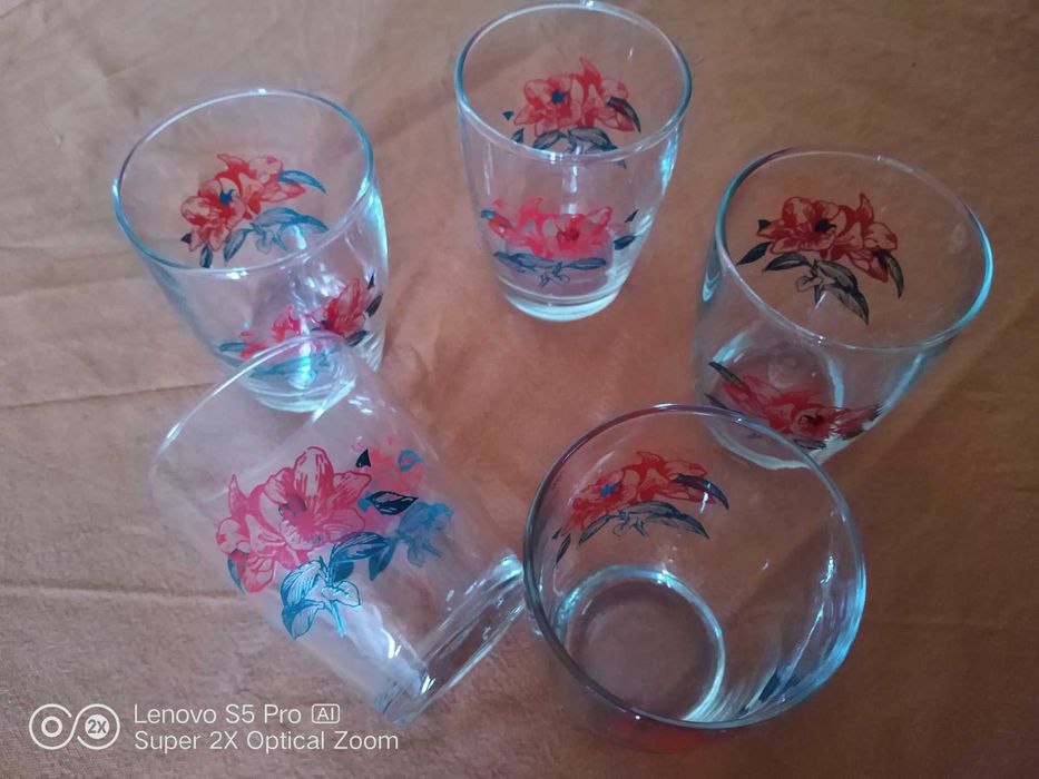 Комплект от няколко стъклени чаши