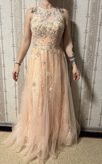 Платье розовое со стразами