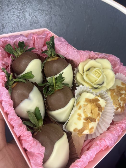 Клубника в шоколаде / финики в шоколаде