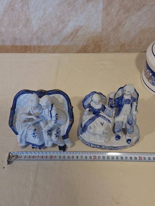 Порцеланови фигурки и кутия