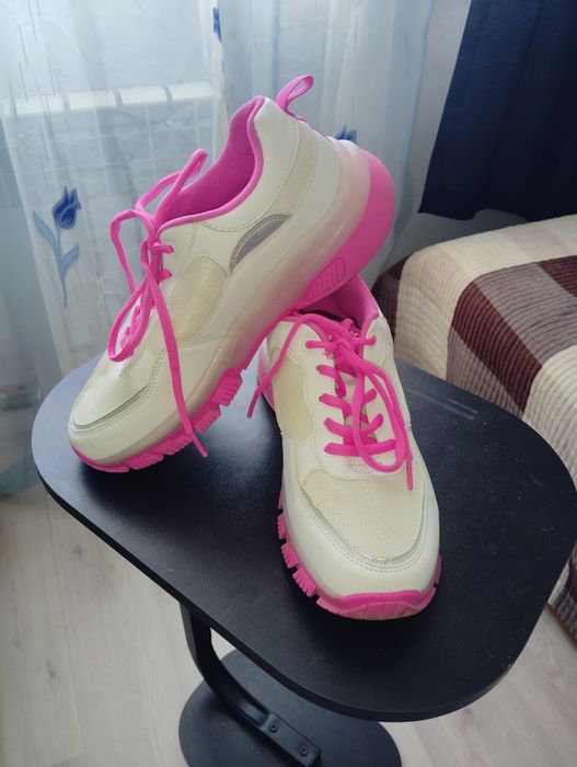 Кроссовки женские.