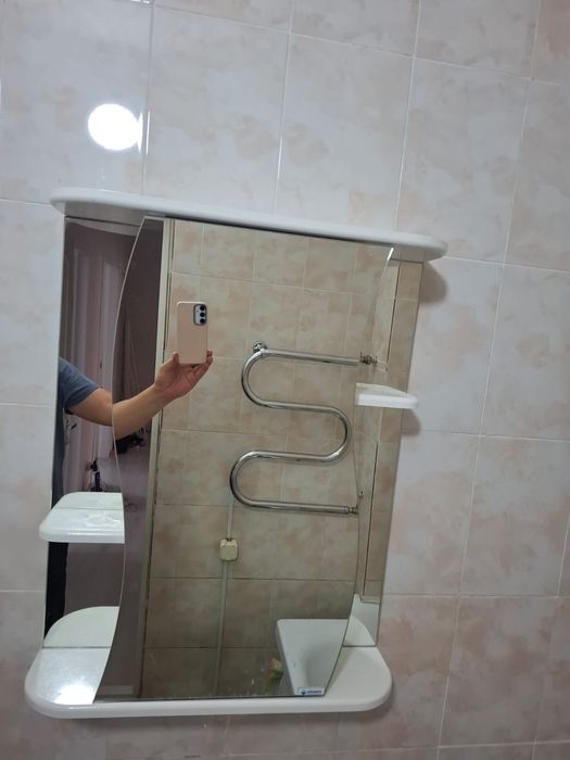 Продам зеркало с шкафом