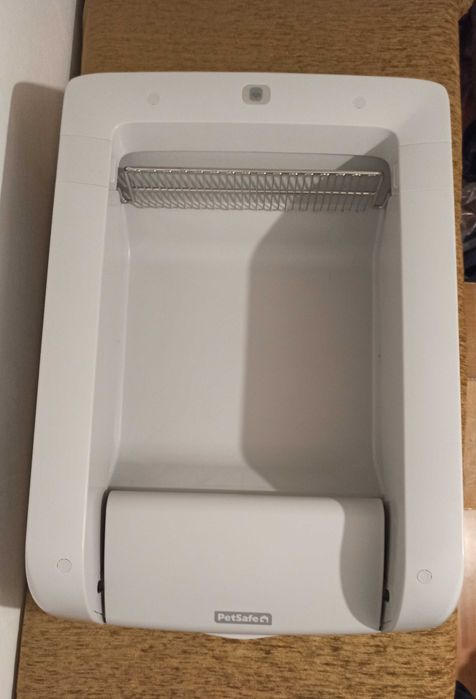 Litieră pentru pisici PetSafe ScoopFree cu autocurățare.