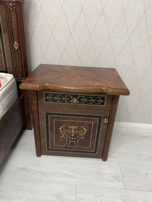 Комод с зеркалом + прикраватные тумбы