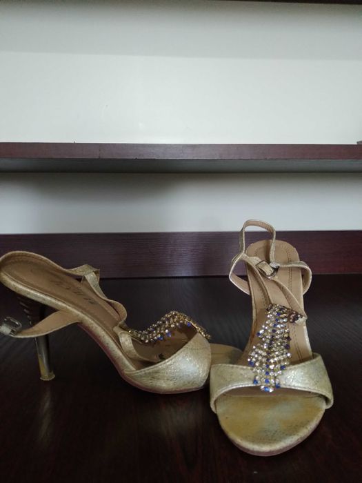 Срочно продам женские туфли.