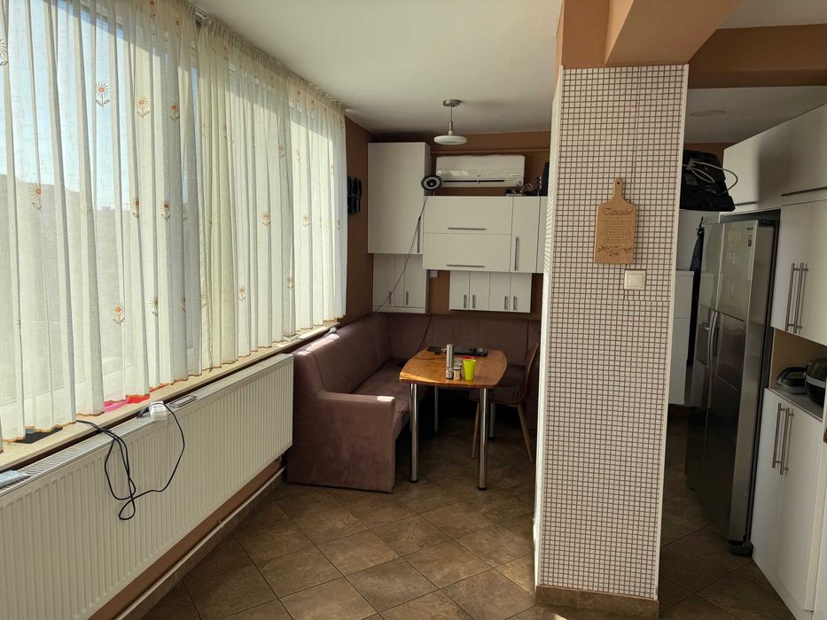 Vand 3 cam et 2/4 cu lift , bucatarie 30 mp , beci 20 mp unic