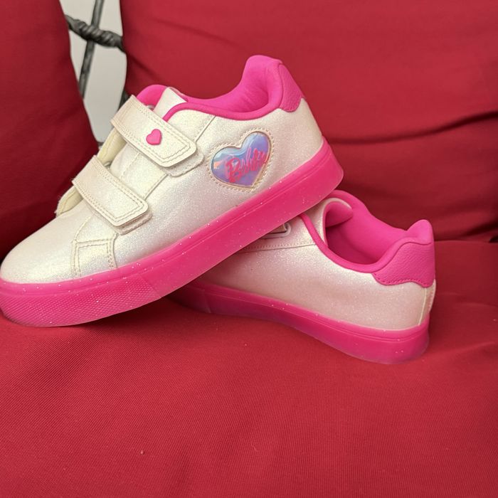 Vând Adidași Barbie mărimea 33 cu inimă luminoasă George – Stare perfectă