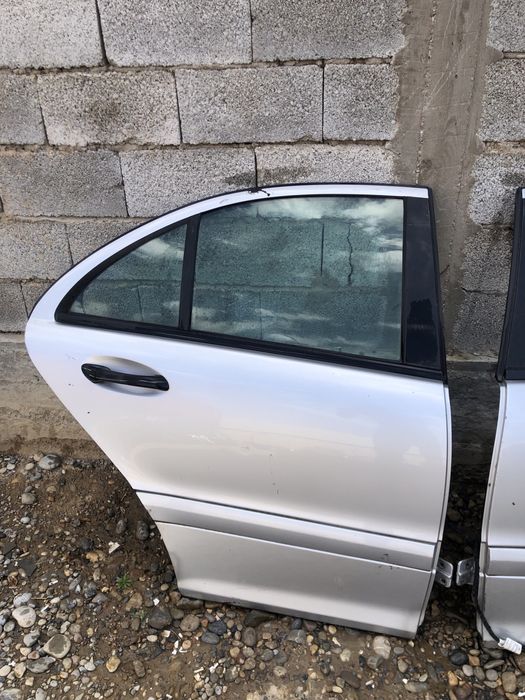 Задний двери на w203 мерседес сешка.