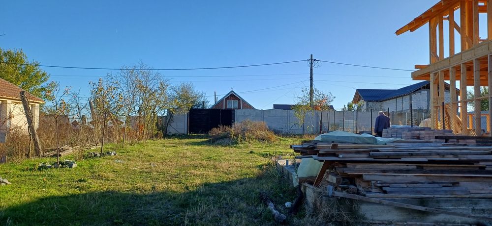 Vând teren la Sărbătoarea