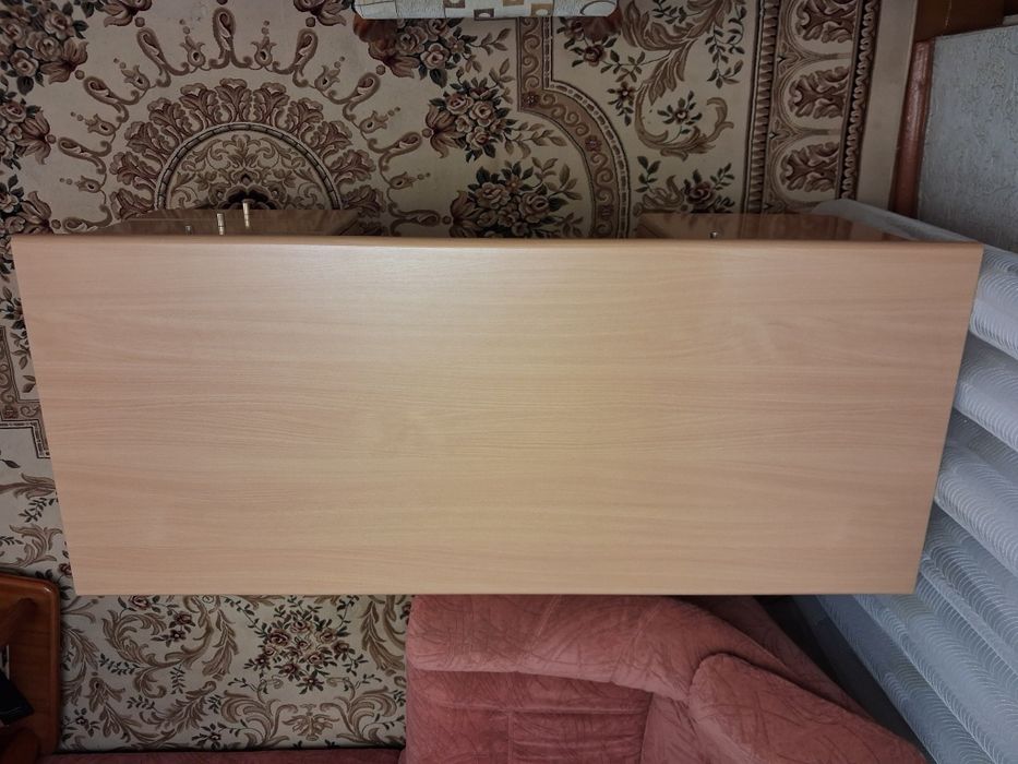 Продаётся стол письменный двухтумбовый