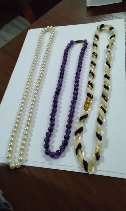 Продаю бусы разные