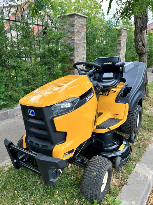 Tractoras de tuns iarba Cub Cadet Kawasaki V2 Motor Profesional Colect